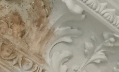 Pierwsze malowanie odrestaurowanego gzymsu